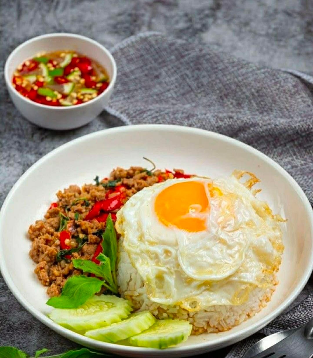 Arroz con salteado de albahaca picante y huevo frito de yema líquida