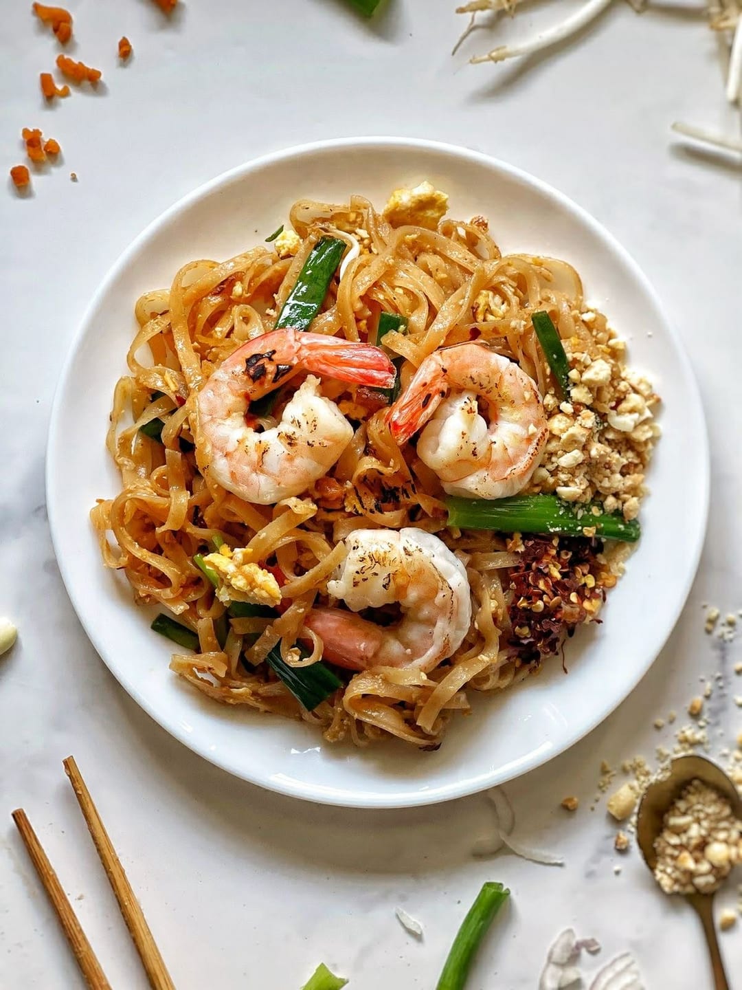 Pad thai de langostinos con cacahuete picado y lima